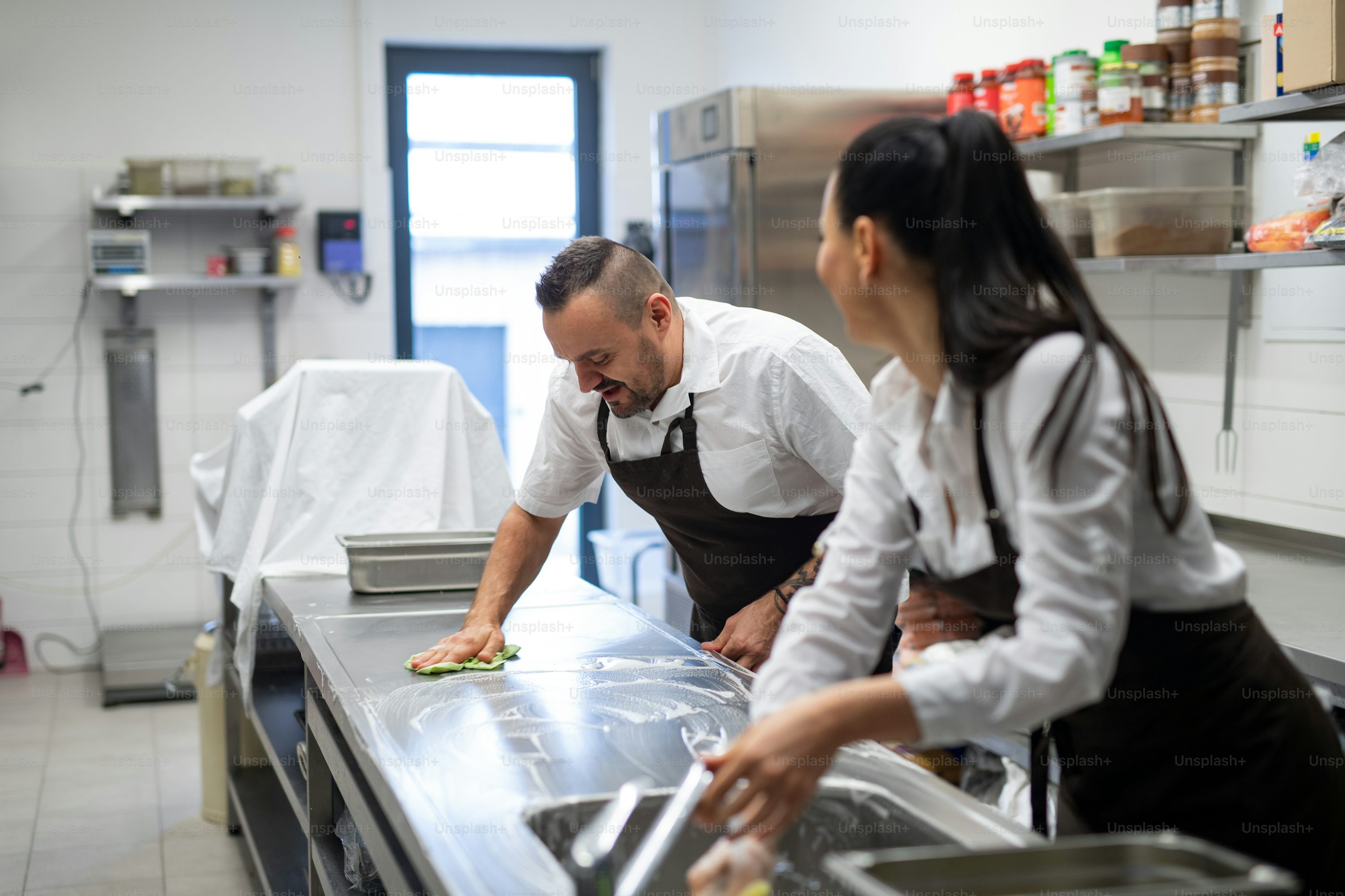 Due persone dello staff al lavoro in cucina